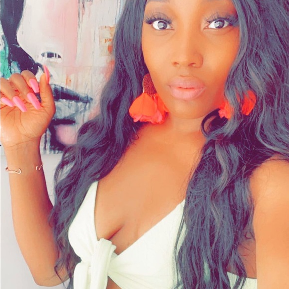 Meet your Posher, Deja - Picture 3 of 6